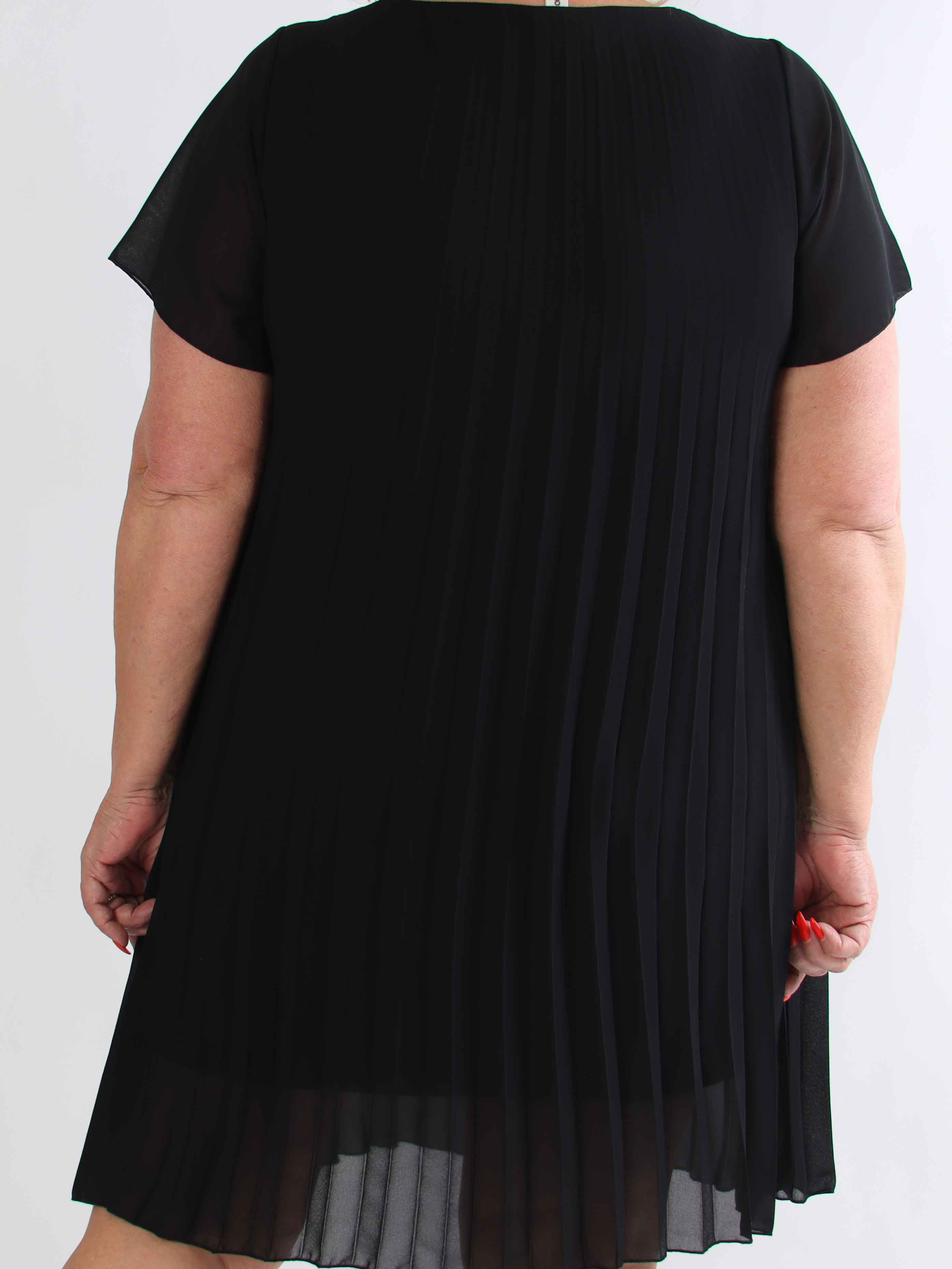 Scarlett - Plus size kjole i plisseret chiffon med fin blomst ved skulderen